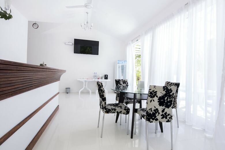 Hostal Dhigurah Retreat Beach