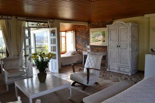 Hostal Miravalle Suites