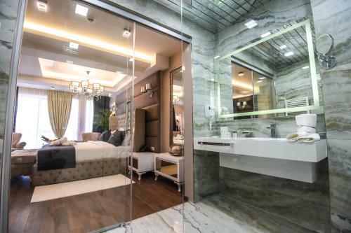 Hotel Mirror