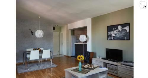 Modern Central Apartment With Gorgeous Mountain View