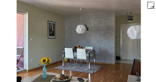 Modern Central Apartment With Gorgeous Mountain View