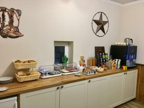 Four Oaks Bed & Breakfast Hotel