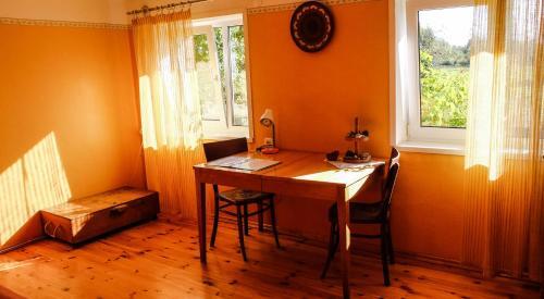 Hostal Holiday House ??i