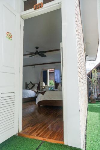 Hostal Frangipani Guesthouse