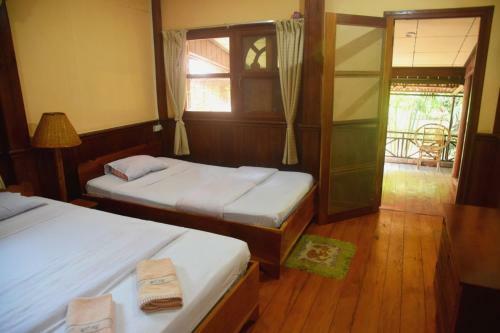 Hostal Anouxa Riverview Guesthouse