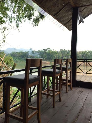 Chill Riverside Hostel & Cafe