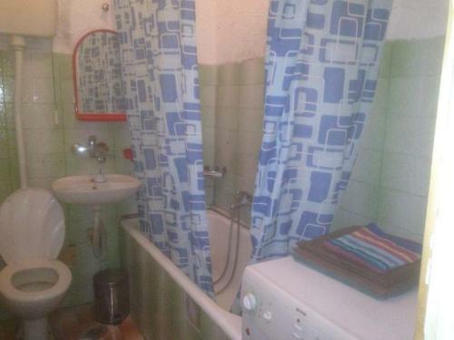 Newborn And Main Street View Apartment