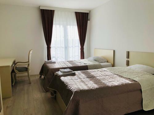 Hostal White Roof Apartments