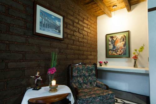Paradise Hotel Boutique & Lounge