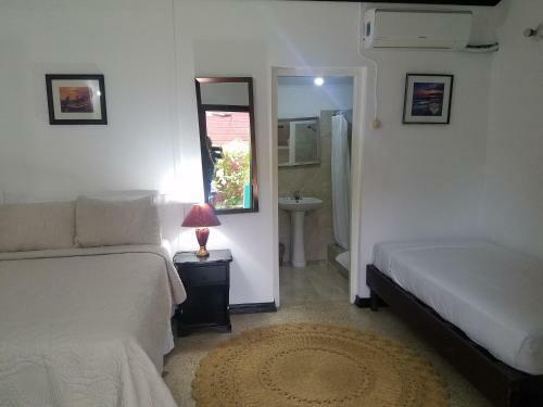 Hostal Roots Cafe Rooms