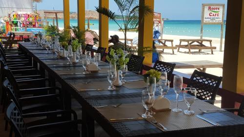 Hostal Roots Cafe Rooms