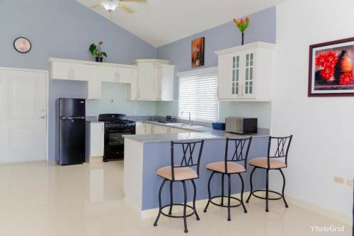 Hostal Caymanas Estate Neighbor