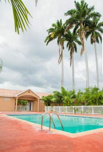 Hostal Caymanas Estate Neighbor
