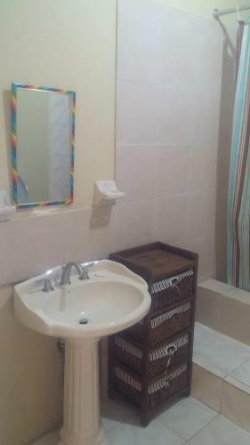 Hostal Tropical Breeze Villa