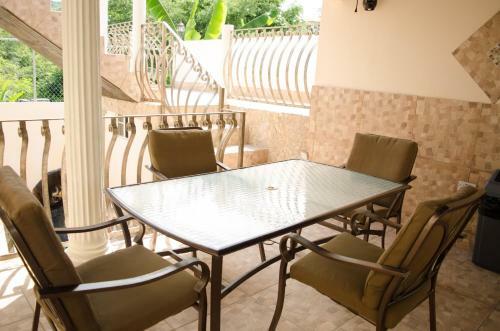Color's Hide Away Villa