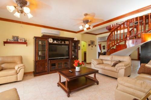 Copperwood Luxury Oceanfront Villa With Pool