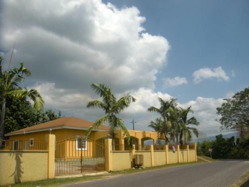 Bed & Breakfast Chantilly Garden Jamaica