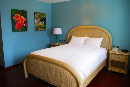 Surfrider Resort Hotel