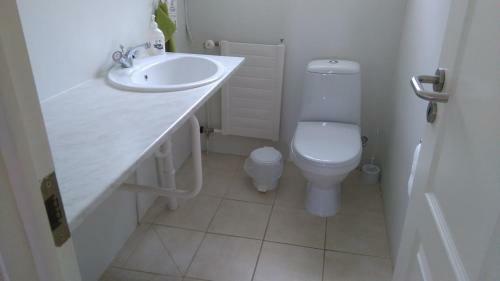 Br�nalaug Guesthouse - Holiday Home
