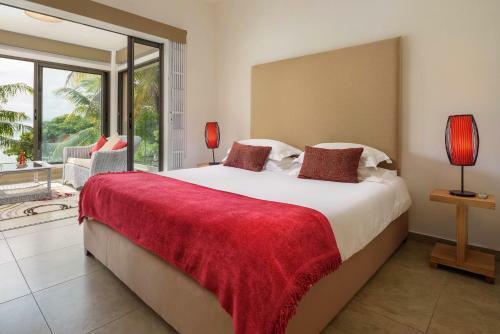 Pearly Sands - Beachfront Deluxe Apartment