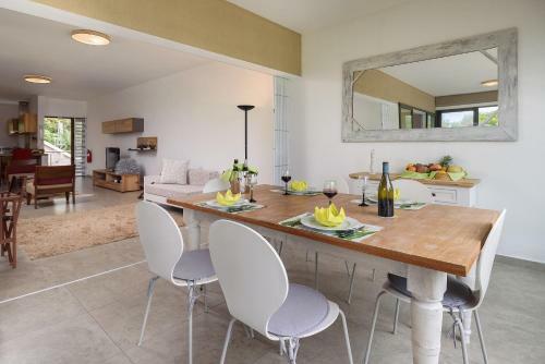 Pearly Sands - Beachfront Deluxe Apartment