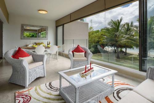 Pearly Sands - Beachfront Deluxe Apartment