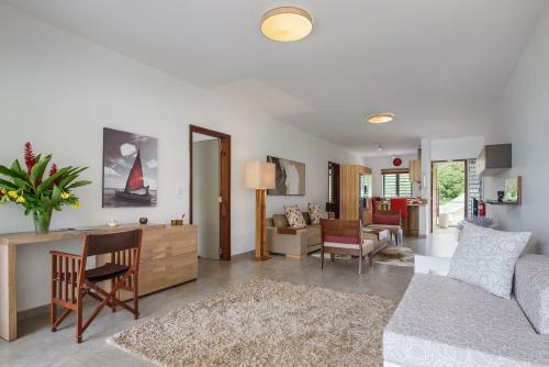 Pearly Sands - Beachfront Deluxe Apartment
