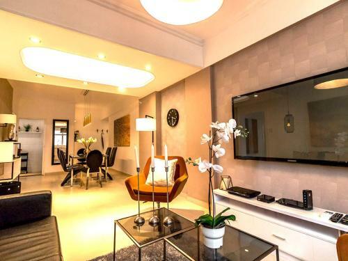 Large Boutique Style Apartment - Upper House