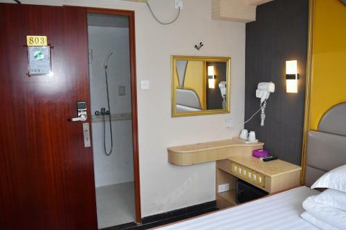 Hostal May House