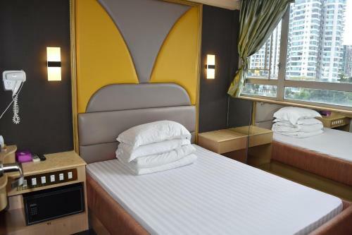 Hostal May House