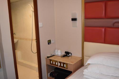 Hostal May House