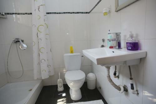 Hostal Akmary Guest House