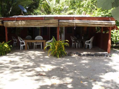 Hostal Dolphin Bay Divers Retreat