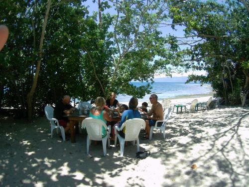 Hostal Dolphin Bay Divers Retreat