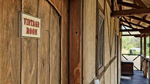 Bed & Breakfast Cob Camp
