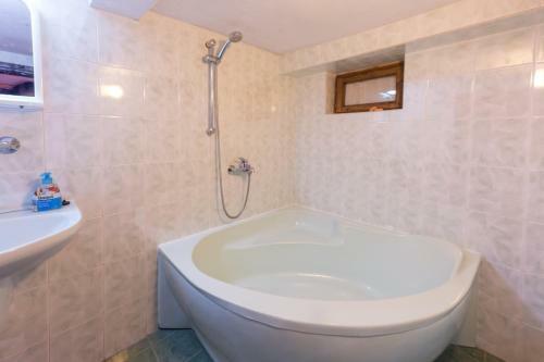 Hostal Complex Rayuvski Han