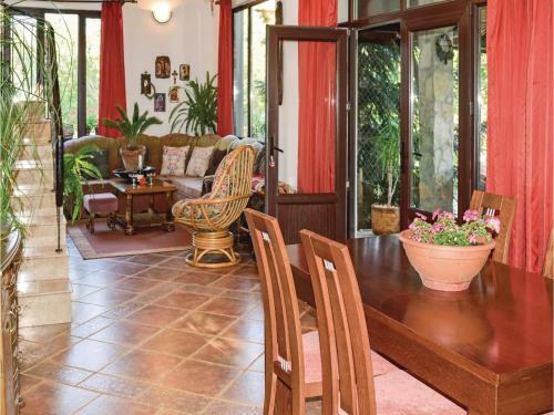 Three-bedroom Holiday Home In Velika