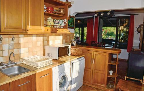 Three-bedroom Holiday Home In Velika