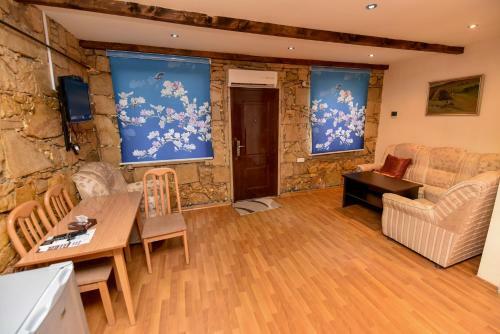 Hostal Gayane Hotel