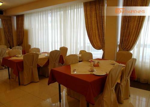 Tsaghkahovit Hotel