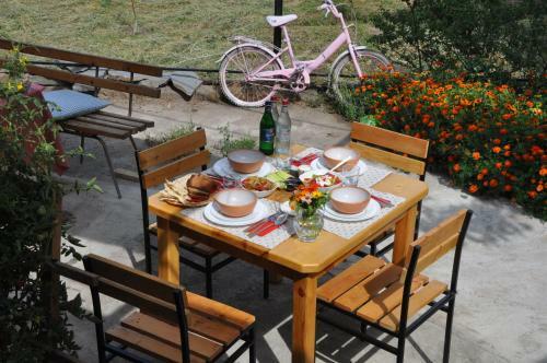 Under The Walnut B&b, Lunch And Rest Complex