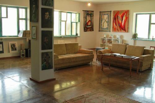 Art Gallery House In Fruit Garden