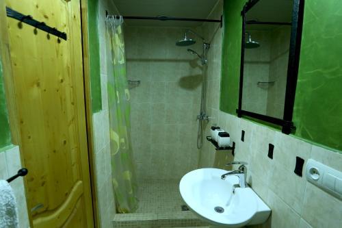 Hostal Daravand Guest House