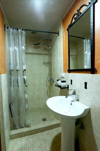 Hostal Daravand Guest House