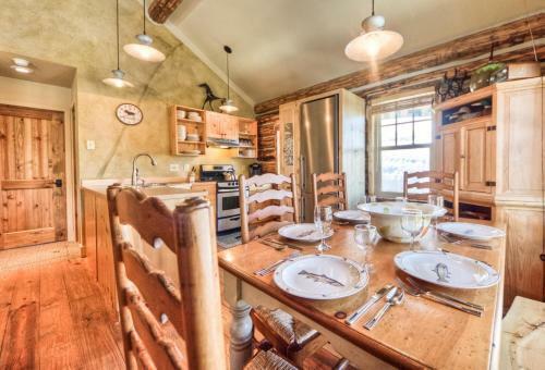 Cowboy Heaven Cabins-9 Rustic Ridge