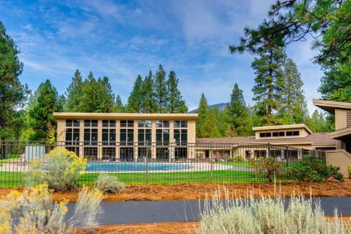 Black Butte Ranch: South Meadow Home Eighty-four