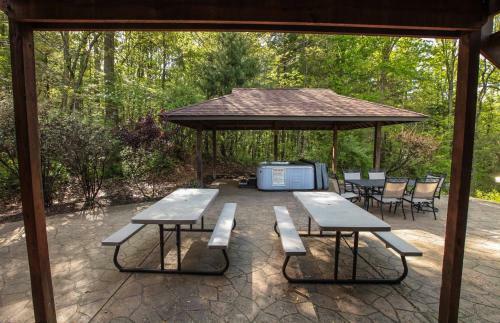Fallswood Lodge - Hocking Hills Home
