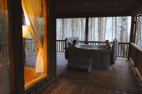 Romance In The Ravine - Hocking Hills Cabin