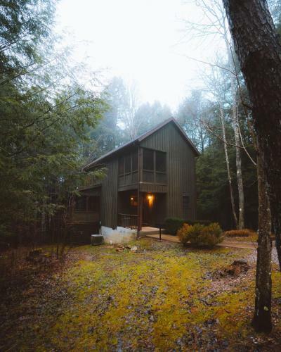 Romance In The Ravine - Hocking Hills Cabin