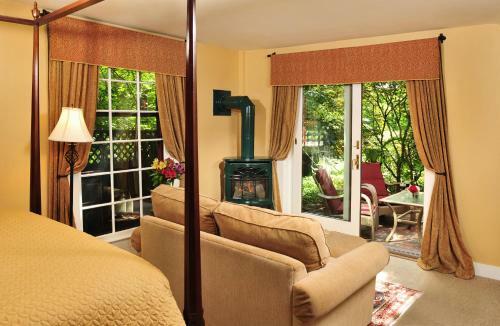 1795 Acorn Inn Bed And Breakfast